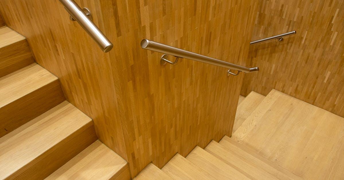 Stop skrzypieniu! Skuteczne sposoby na uciszenie drewnianych schodów i powrót domowej ciszy