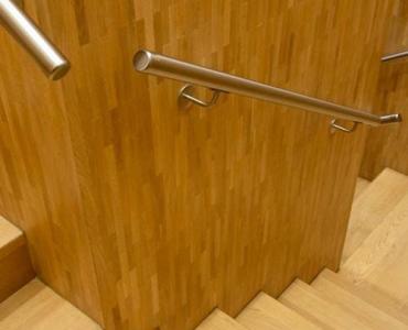 Stop skrzypieniu! Skuteczne sposoby na uciszenie drewnianych schodów i powrót domowej ciszy