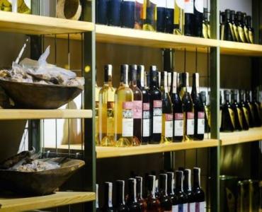 Prywatna piwniczka sommeliera: od projektu po regały – idealne miejsce na wino i leżakujące butelki