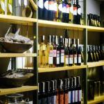 Prywatna piwniczka sommeliera: od projektu po regały – idealne miejsce na wino i leżakujące butelki