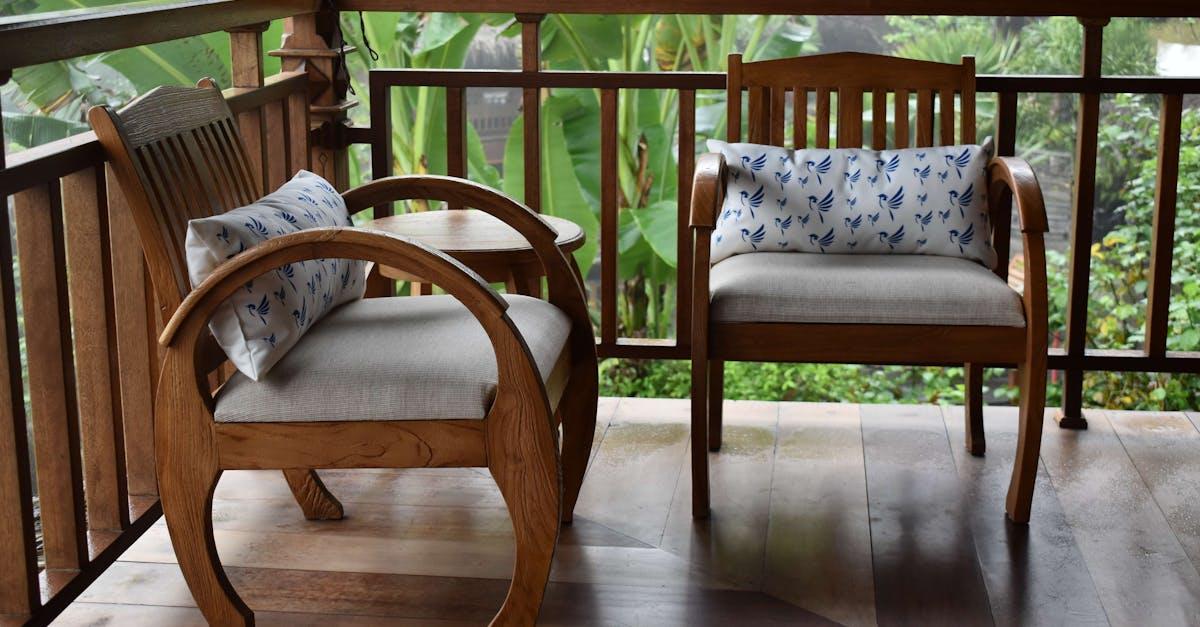 Taras, który się kręci: 15 inspiracji na obrotowe fotele z wodoodpornymi poduszkami do ogrodu i na balkon