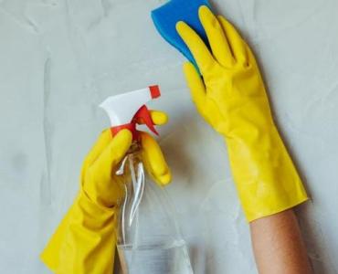 Czyste parapety nad kaloryferami cały rok: jak w 30 minut ułożyć skuteczny grafik czyszczenia