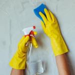 Czyste parapety nad kaloryferami cały rok: jak w 30 minut ułożyć skuteczny grafik czyszczenia