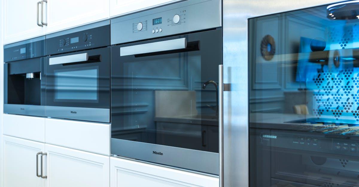 Piecz sprytniej, płać mniej: sprawdzone sposoby na mniejszy pobór prądu przez piekarnik