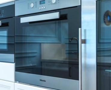 Piecz sprytniej, płać mniej: sprawdzone sposoby na mniejszy pobór prądu przez piekarnik