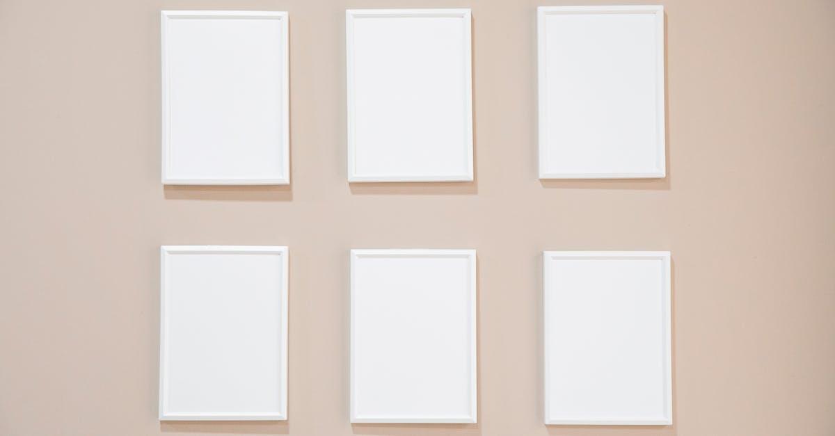 Ściana z duszą: jak ułożyć galerię z patynowanych drewnianych ramek, która zachwyca