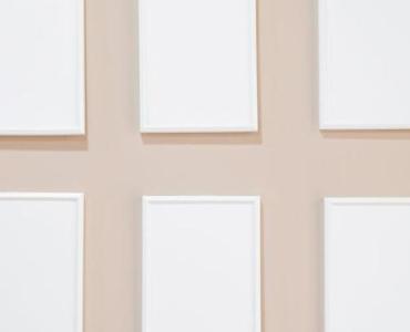 Ściana z duszą: jak ułożyć galerię z patynowanych drewnianych ramek, która zachwyca