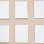 Ściana z duszą: jak ułożyć galerię z patynowanych drewnianych ramek, która zachwyca