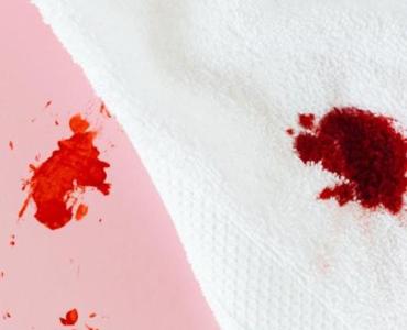 Plama po winie? Szybkie i skuteczne sposoby na uratowanie tkanin