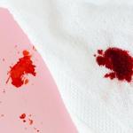 Plama po winie? Szybkie i skuteczne sposoby na uratowanie tkanin