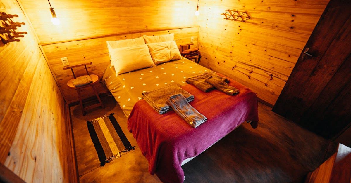 Wysokie łóżko, wielkie możliwości: jak sprytnie zaaranżować pokój nastolatka