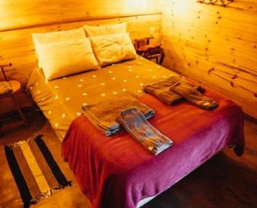 Wysokie łóżko, wielkie możliwości: jak sprytnie zaaranżować pokój nastolatka