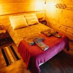 Wysokie łóżko, wielkie możliwości: jak sprytnie zaaranżować pokój nastolatka