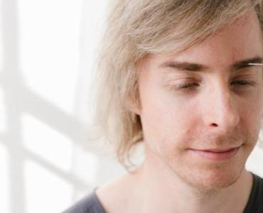 Kamień, światło, cisza: przewodnik po stworzeniu domowej strefy medytacji