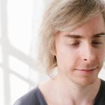 Kamień, światło, cisza: przewodnik po stworzeniu domowej strefy medytacji