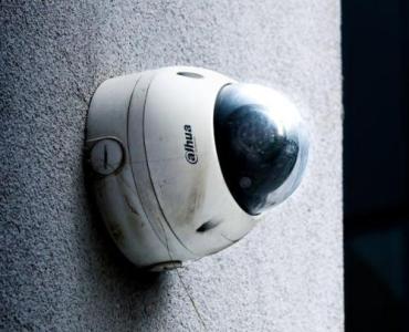 Bezpieczny dom w 60 minut: konfiguracja systemu z blokadą awaryjną krok po kroku