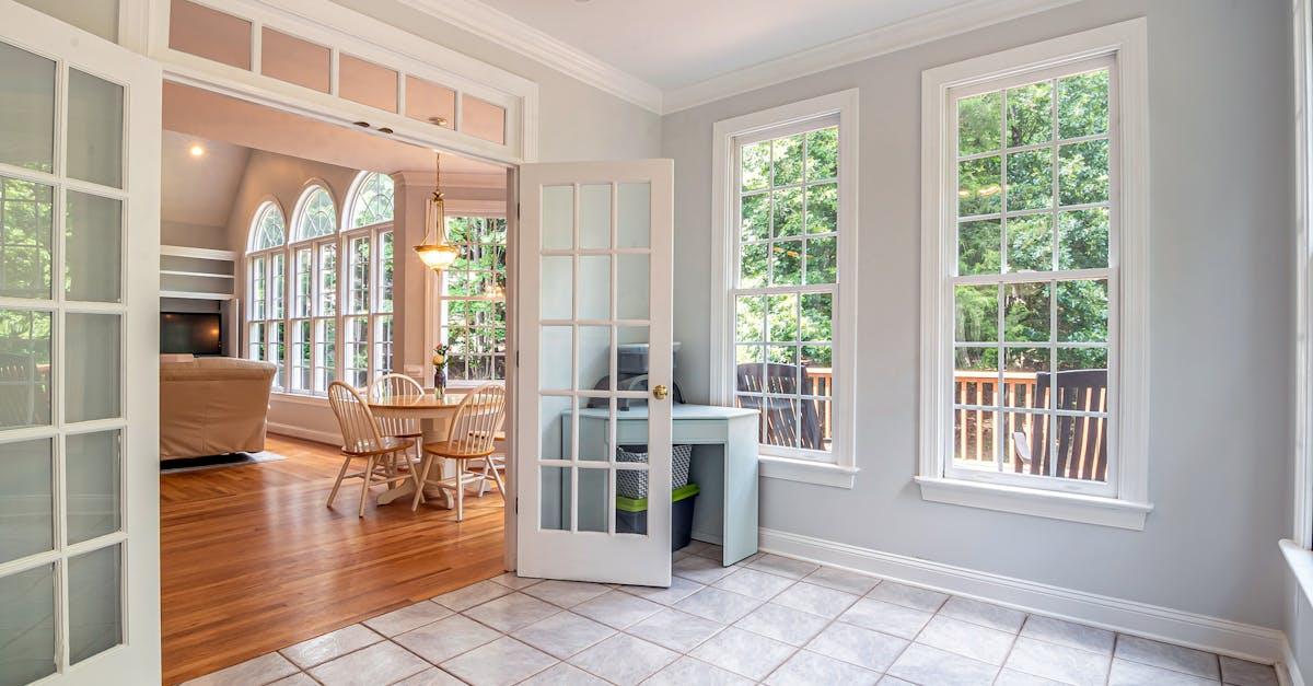 Salon, który brzmi dobrze: dekoracyjne panele akustyczne w roli głównej