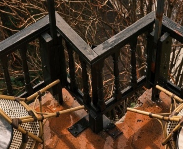 Balkon jak nad morzem: stwórz przytulną oazę z matami z traw morskich