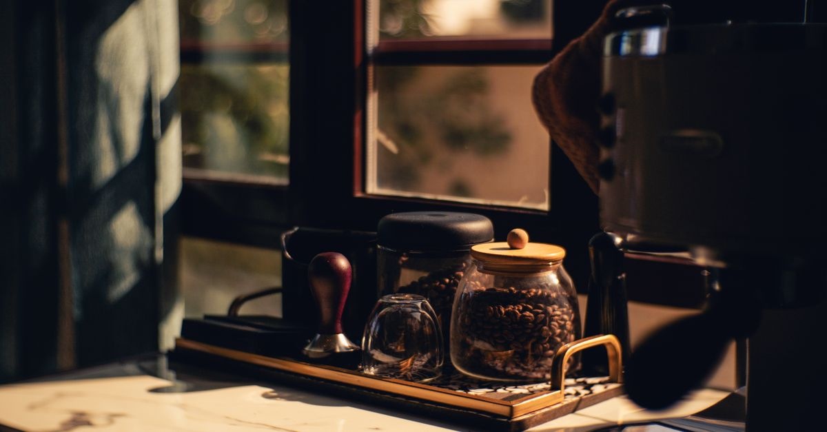 Zaproś baristę do domu: pomysły na stylową strefę espresso i idealny kącik kawowy