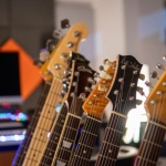 Ściana, która gra: jak urządzić kącik z wiszącą gitarą akustyczną i odzyskać przestrzeń